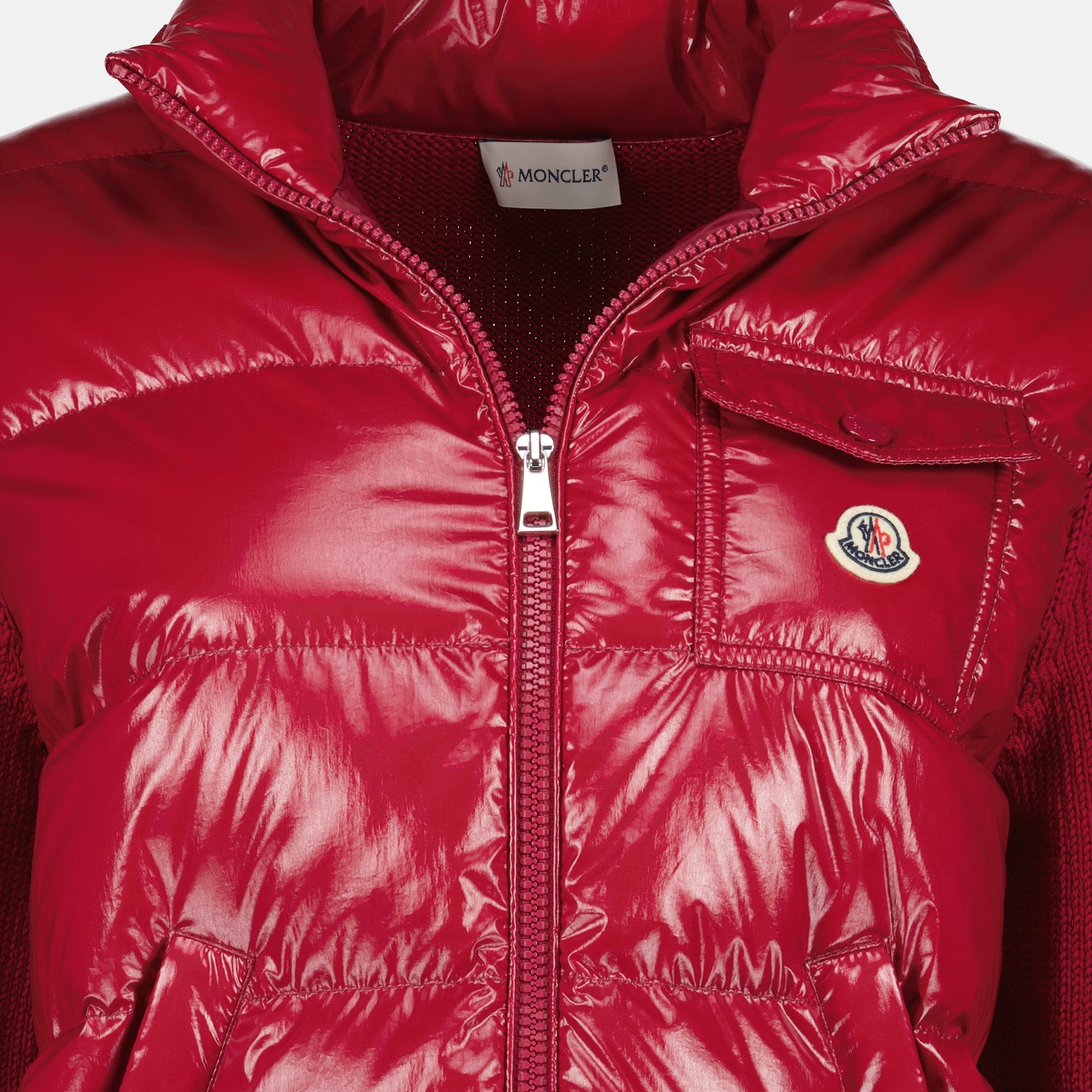 Image d'un cardigan zippé bi-matériau rouge de Moncler pour femmes - Saison Printemps-Été 2026 - Vue des détails du produit 3