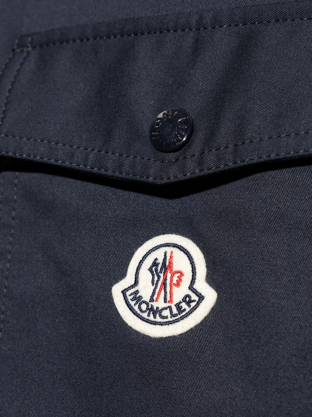 Immagine della camicia overshirt in gabardine di Moncler per uomini - Stagione Primavera-Estate 2026 - Vista del modello 4