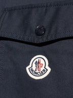 Immagine della camicia overshirt in gabardine di Moncler per uomini - Stagione Primavera-Estate 2026 - Vista del modello 4