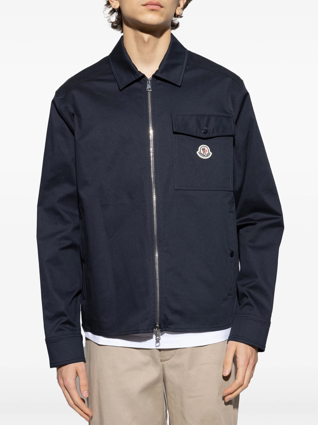 Immagine della camicia overshirt in gabardine di Moncler per uomini - Stagione Primavera-Estate 2026 - Vista del modello 2