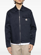 Immagine della camicia overshirt in gabardine di Moncler per uomini - Stagione Primavera-Estate 2026 - Vista del modello 2