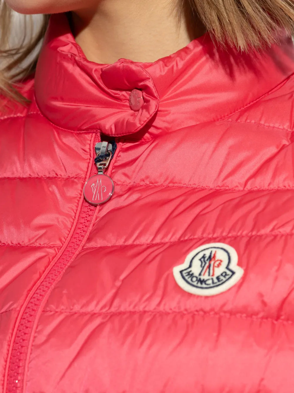 Imagem do colete de penas rosa Igens da Moncler para mulheres - Temporada Primavera-Verão 2025 - Detalhe 7