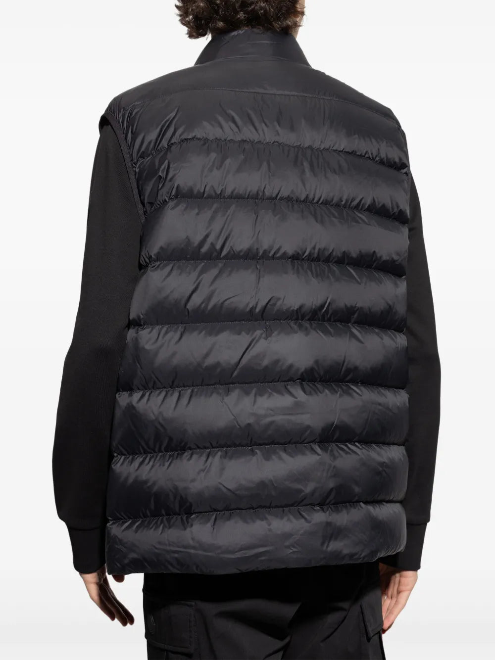 Imagem do colete preto acolchoado sem mangas Plaret da Moncler para Homens - Temporada Primavera-Verão 2025 - Detalhe Vista 1