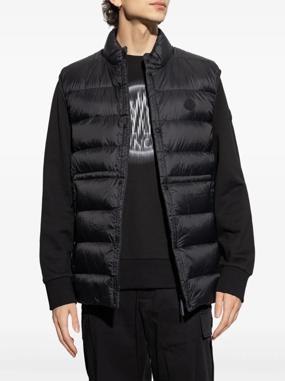 Imagem do colete preto acolchoado sem mangas Plaret da Moncler para Homens - Temporada Primavera-Verão 2025 - Vista Traseira