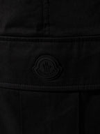 Bild von schwarzen Cargo-Gabardine-Hosen von Moncler für Männer - Saison Frühling-Sommer 2025 - Detailansicht 6
