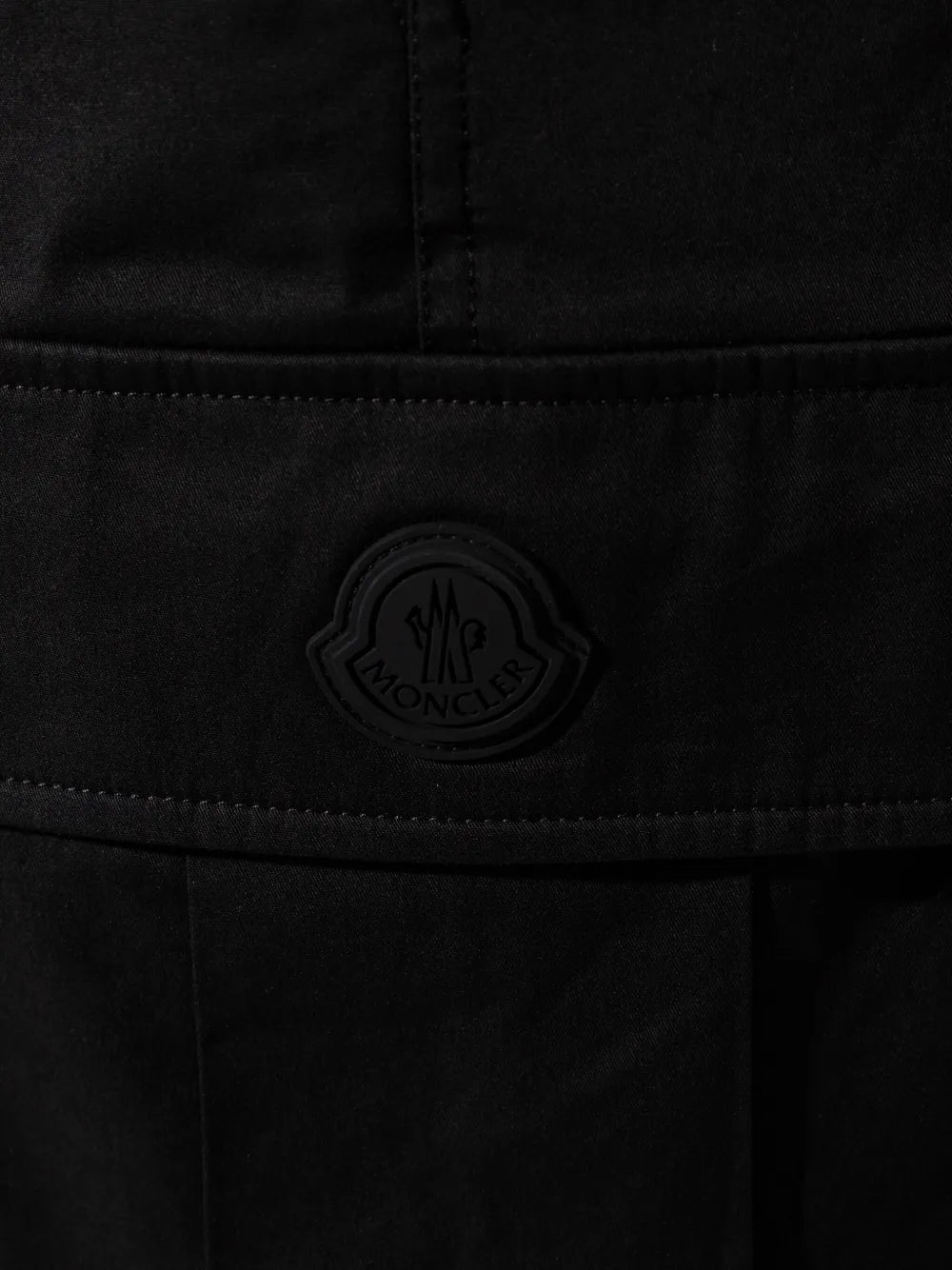 Imagem de Calças Cargo de Gabardine Pretas da Moncler para Homens - Temporada Primavera-Verão 2025 - Detalhe 6