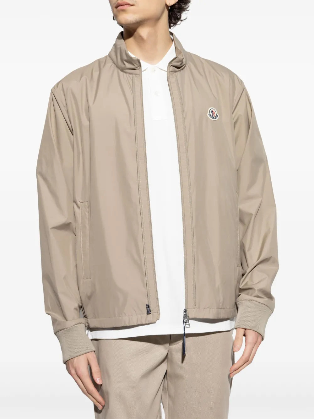 Imagem da jaqueta removível Verney Beige da Moncler para Homens - Temporada Primavera-Verão 2025 - Vista Detalhe 7