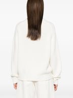 Image du pull en cachemire blanc Mae de Khaite pour femmes - Saison Automne-Hiver 2025 - Vue modèle 3