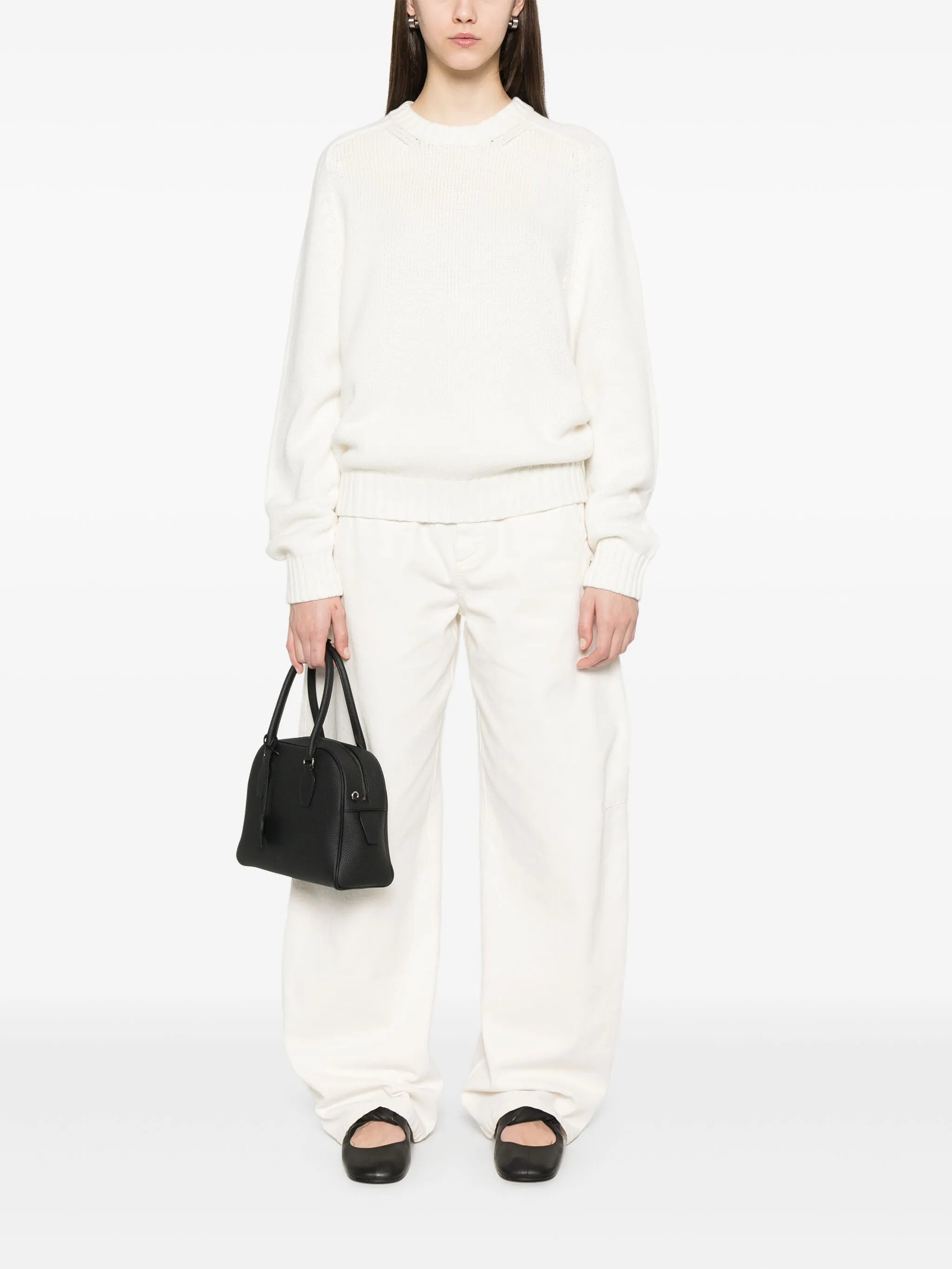 여성을 위한 Khaite의 메이 화이트 캐시미어 스웨터 이미지 - 가을-겨울 2025 시즌 - 모델 보기 1