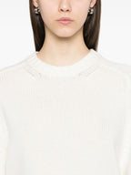 Image du pull en cachemire blanc Mae de Khaite pour femmes - Saison Automne-Hiver 2025 - Vue modèle 4