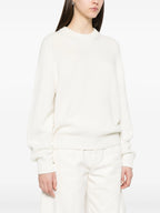 Image du pull en cachemire blanc Mae de Khaite pour femmes - Saison Automne-Hiver 2025 - Vue modèle 2