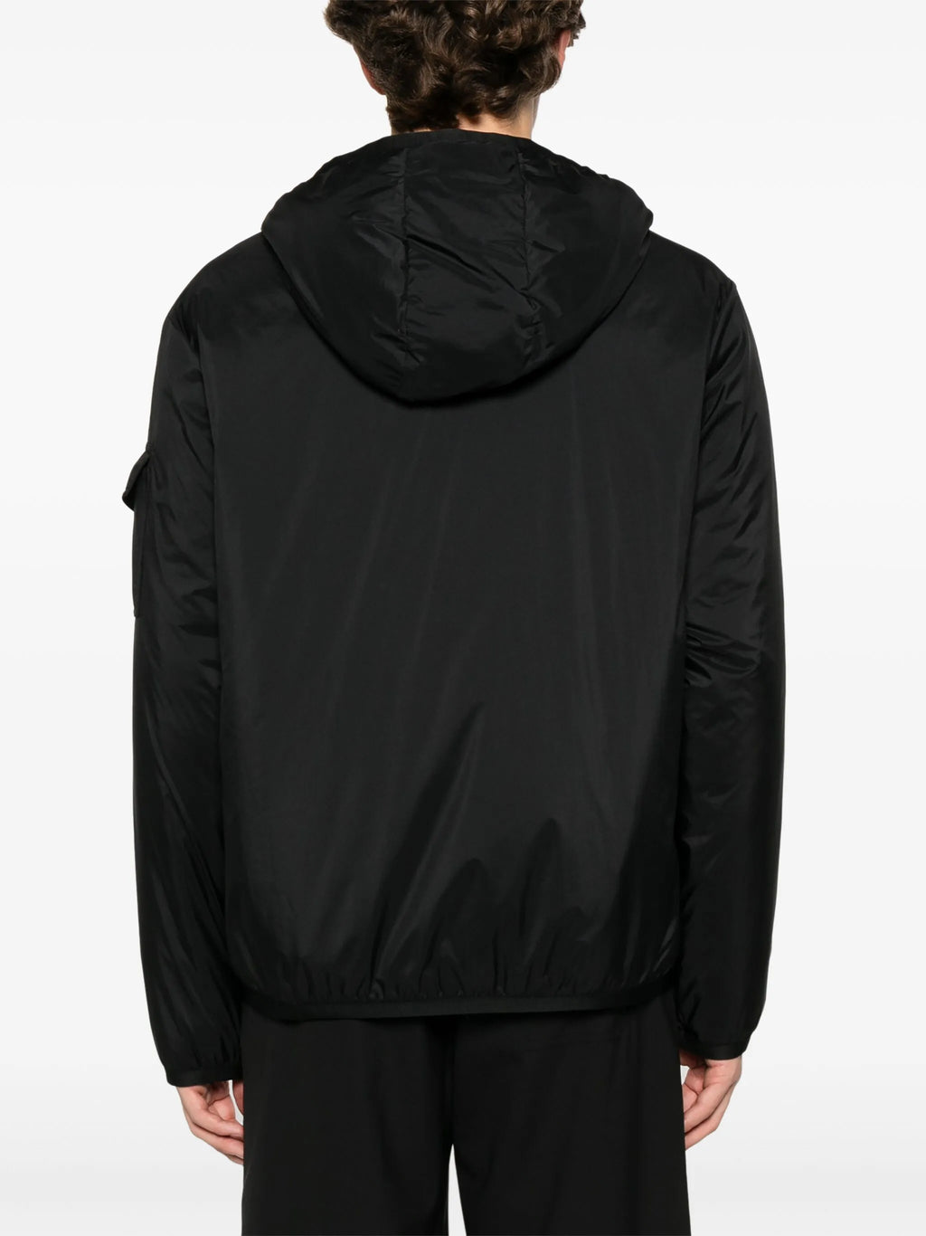 남성을 위한 몽클레르의 두나 몬테이넌드 이미지 - 시즌 봄-여름 2026 - 모델 보기 3