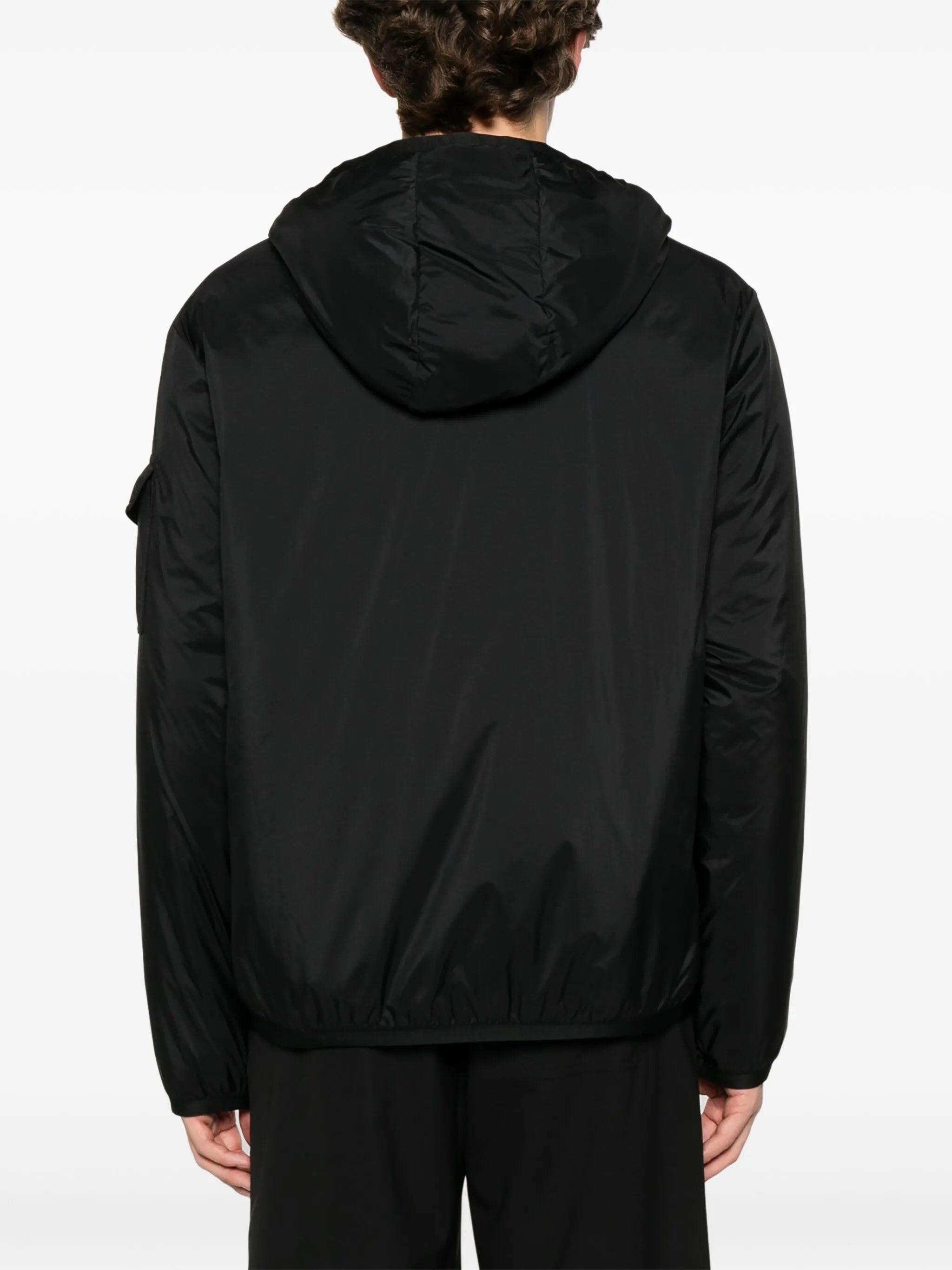 남성을 위한 몽클레르의 두나 몬테이넌드 이미지 - 시즌 봄-여름 2026 - 모델 보기 3