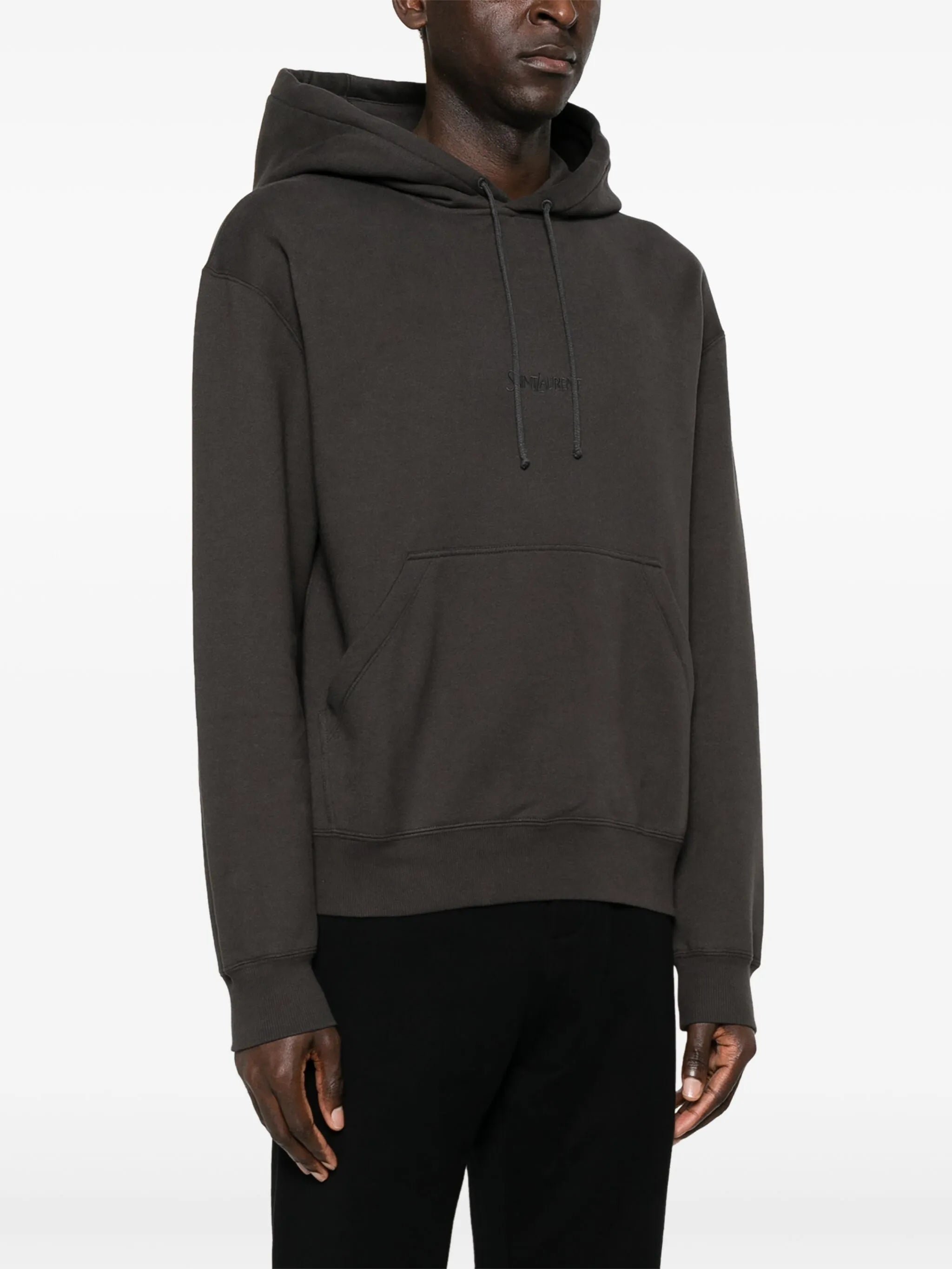 Imagen de la sudadera con capucha gris bordada de Saint Laurent para hombres - Temporada Otoño-Invierno 2025 - Vista del modelo 2