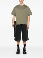 Imagem de uma t-shirt verde de gola redonda da Sacai para homens - Temporada Primavera-Verão 2025 - Vista Traseira