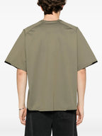 Imagem de uma t-shirt verde de gola redonda da Sacai para homens - Temporada Primavera-Verão 2025 - Vista de Detalhe 1