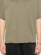 Imagem de uma t-shirt verde de gola redonda da Sacai para homens - Temporada Primavera-Verão 2025 - Vista de Detalhe 6