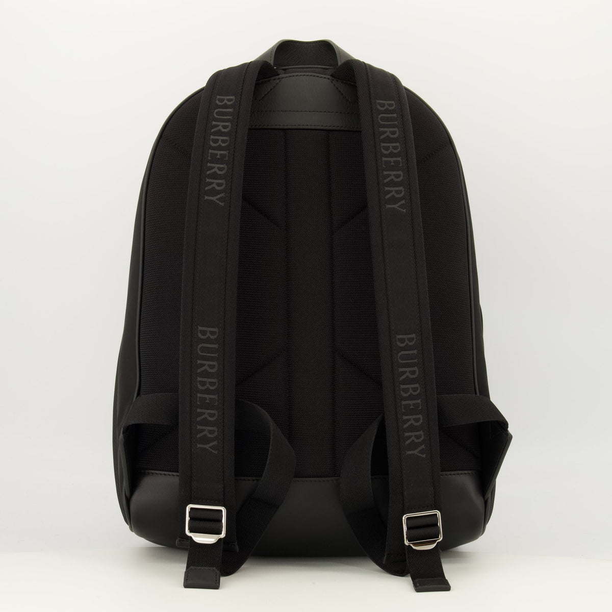 Mochila de nailon negra
