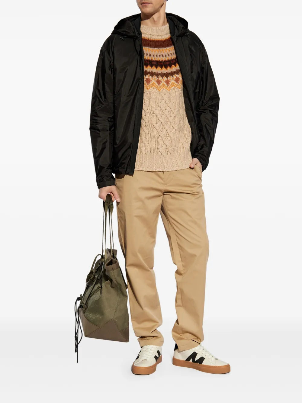 Imagem do corta-vento em várias camadas Sarrans da Moncler para Homens - Temporada Primavera-Verão 2025 - Vista traseira