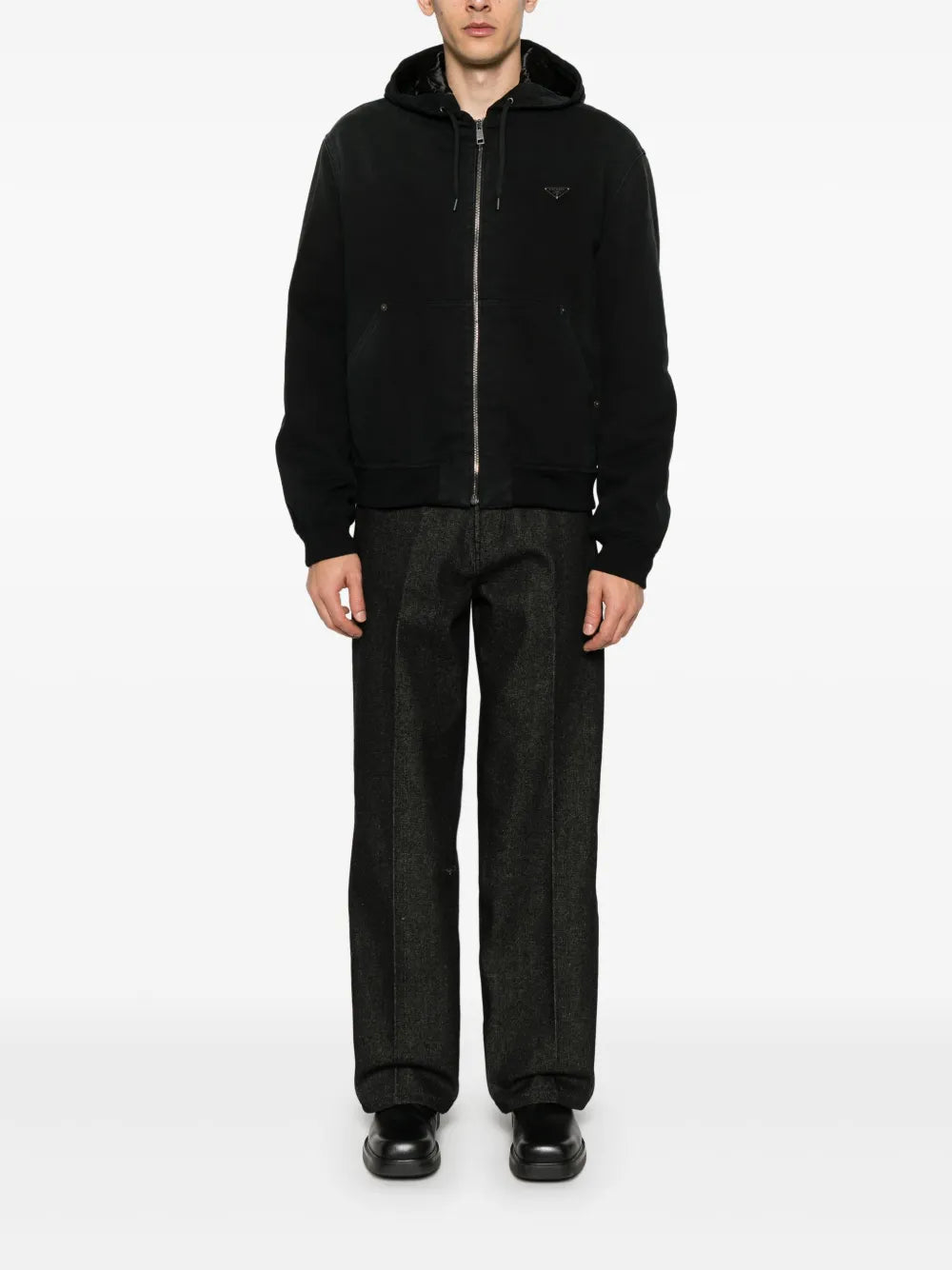 プラダの男性用ブラックフードジャケットの画像 - 2025年春夏シーズン - 後ろからのビュー