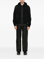 プラダの男性用ブラックフードジャケットの画像 - 2025年春夏シーズン - 後ろからのビュー