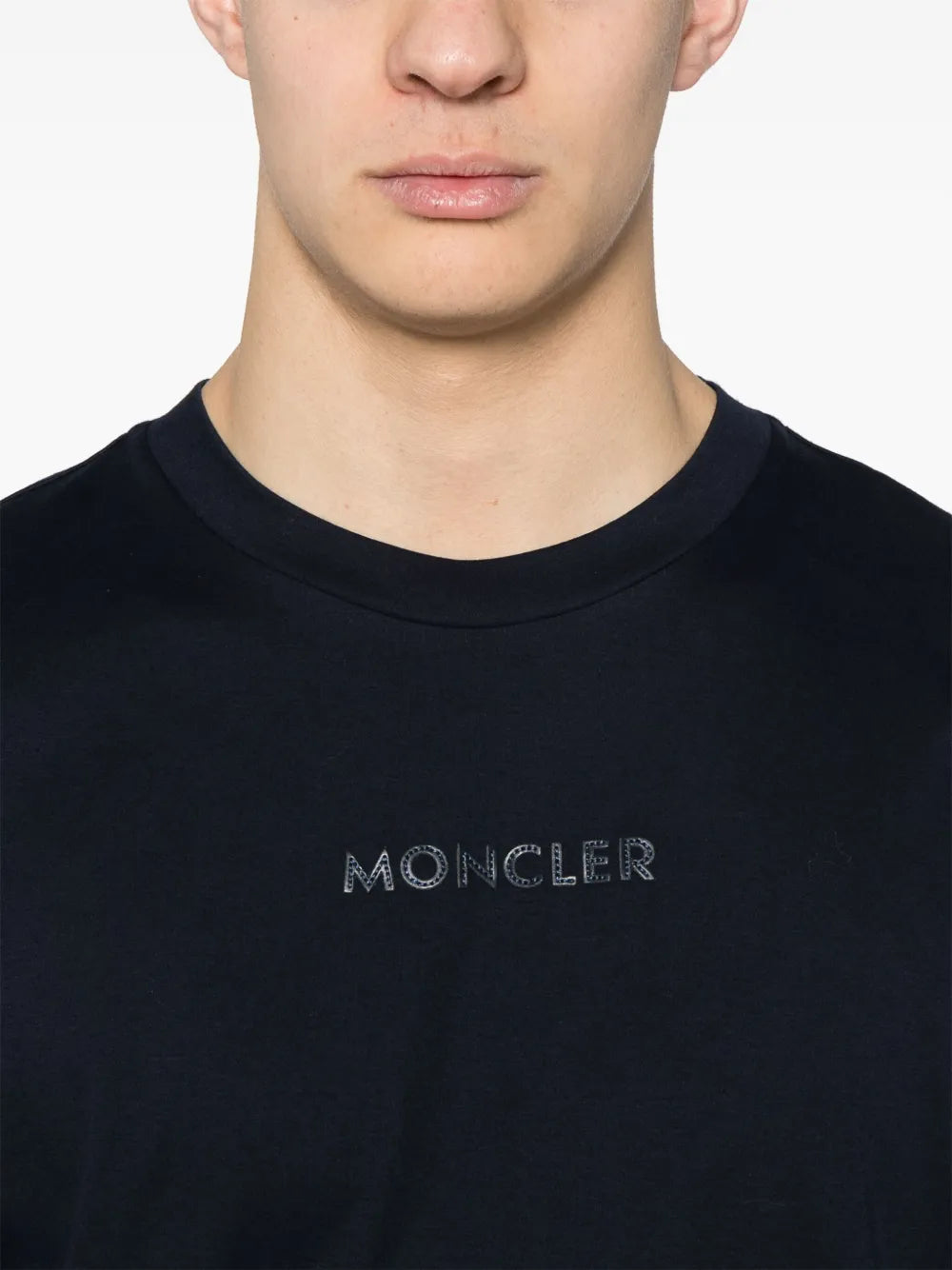 Imagem da T-shirt com logotipo marinho da Moncler para homens - Temporada Primavera-Verão 2025 - Detalhe Vista 6