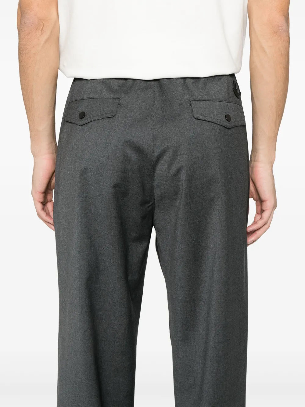 Imagen de Pantalones Zanahoria Gris Oscuro de Moncler para Hombres - Temporada Primavera-Verano 2025 - Vista del Modelo 4
