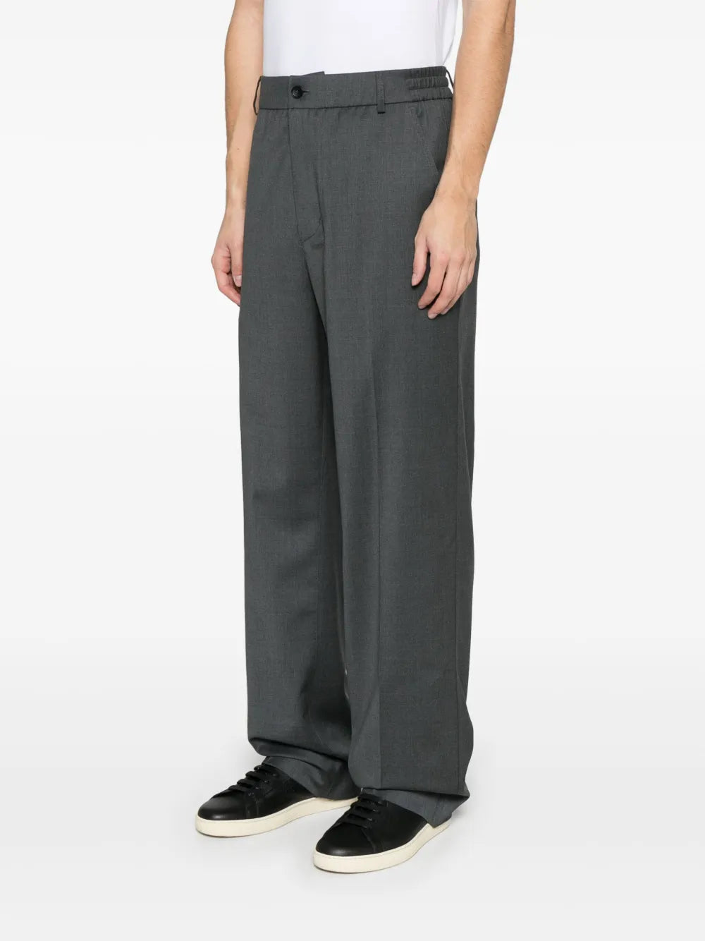 Imagen de Pantalones Zanahoria Gris Oscuro de Moncler para Hombres - Temporada Primavera-Verano 2025 - Vista del Modelo 2