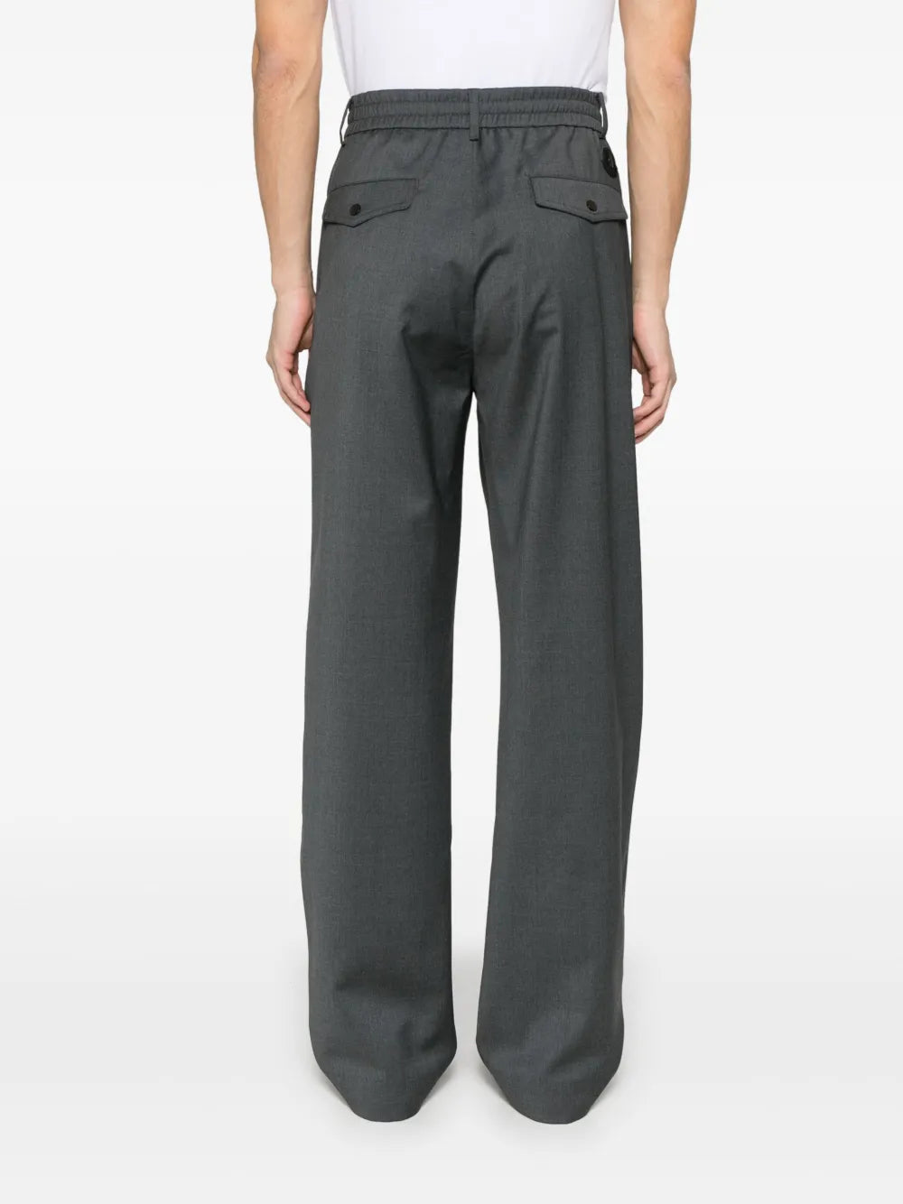 Imagen de Pantalones Zanahoria Gris Oscuro de Moncler para Hombres - Temporada Primavera-Verano 2025 - Vista del Modelo 3