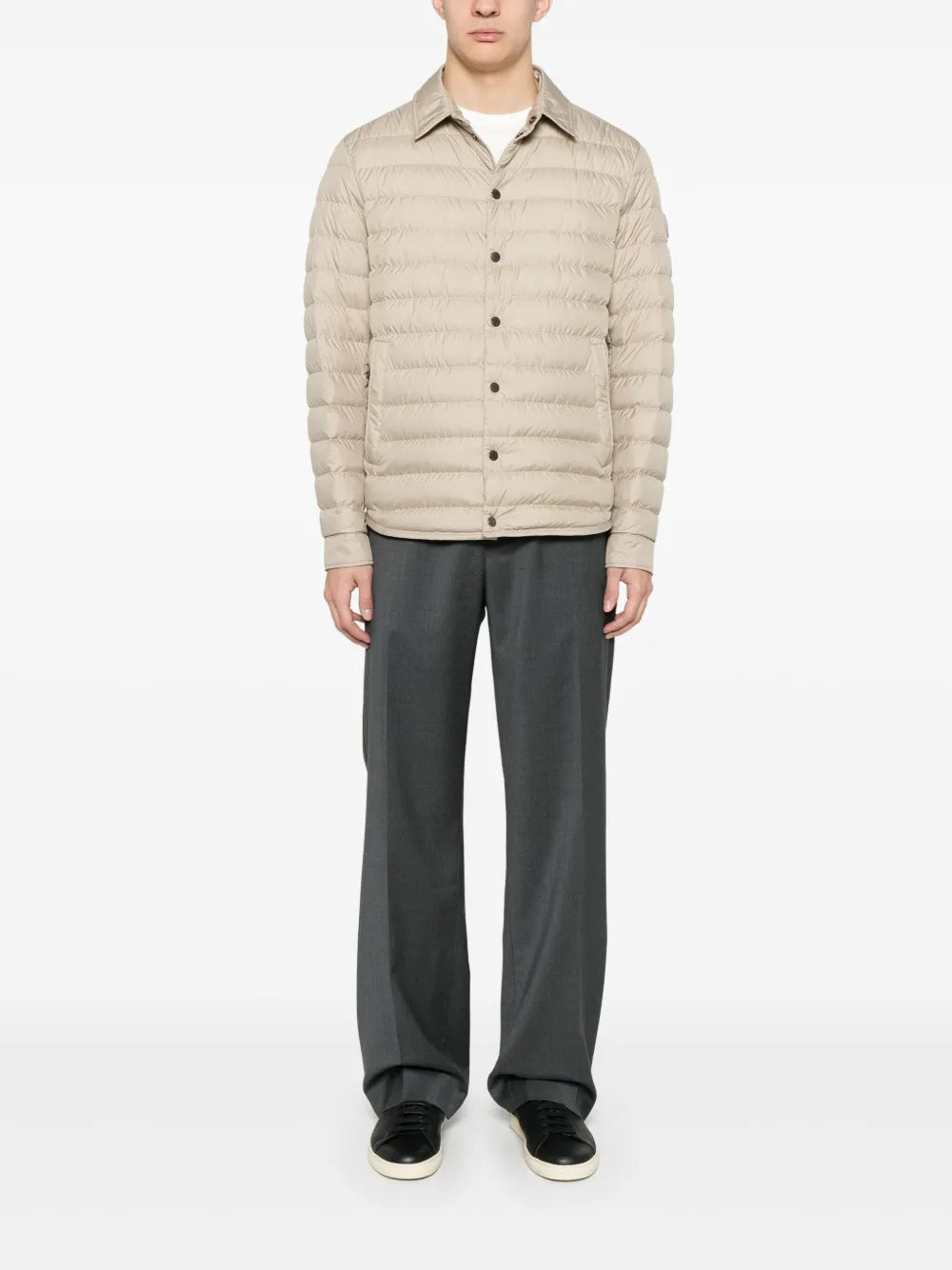 Imagen de Pantalones Zanahoria Gris Oscuro de Moncler para Hombres - Temporada Primavera-Verano 2025 - Vista del Modelo 1