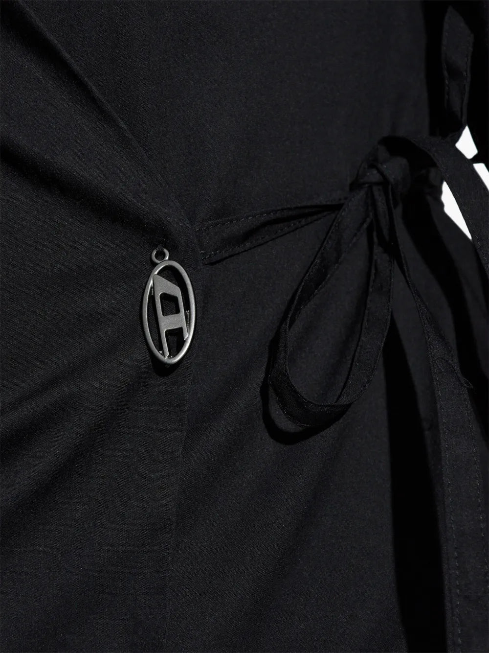 Image de la chemise noire V-Delphi de Diesel pour femmes - Saison Printemps-Été 2025 - Vue modèle 4