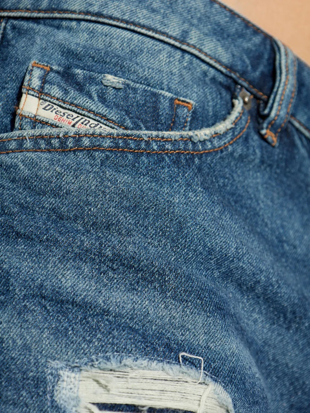 Image de D-Fin Blue Denim Shorts by Diesel pour hommes - Saison Printemps-Été 2025 - Vue du modèle 4