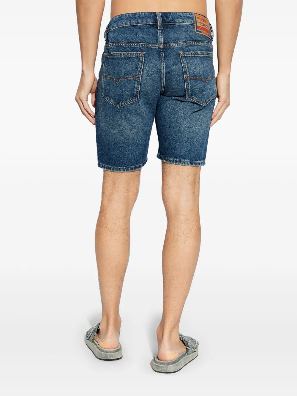 Image de D-Fin Blue Denim Shorts by Diesel pour hommes - Saison Printemps-Été 2025 - Vue du modèle 3