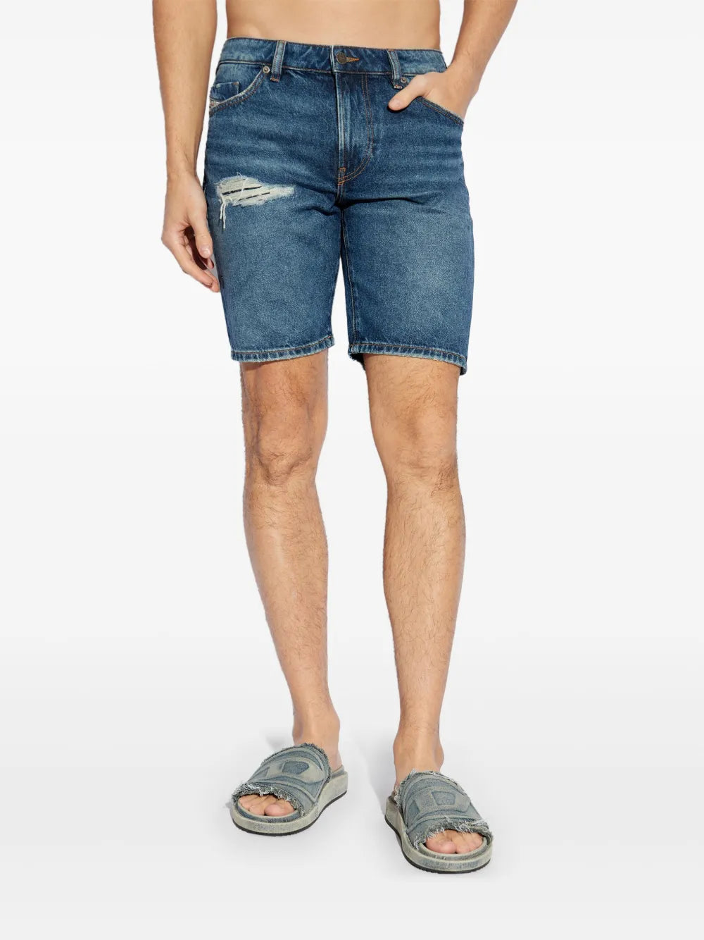 Image de D-Fin Blue Denim Shorts by Diesel pour hommes - Saison Printemps-Été 2025 - Vue du modèle 2
