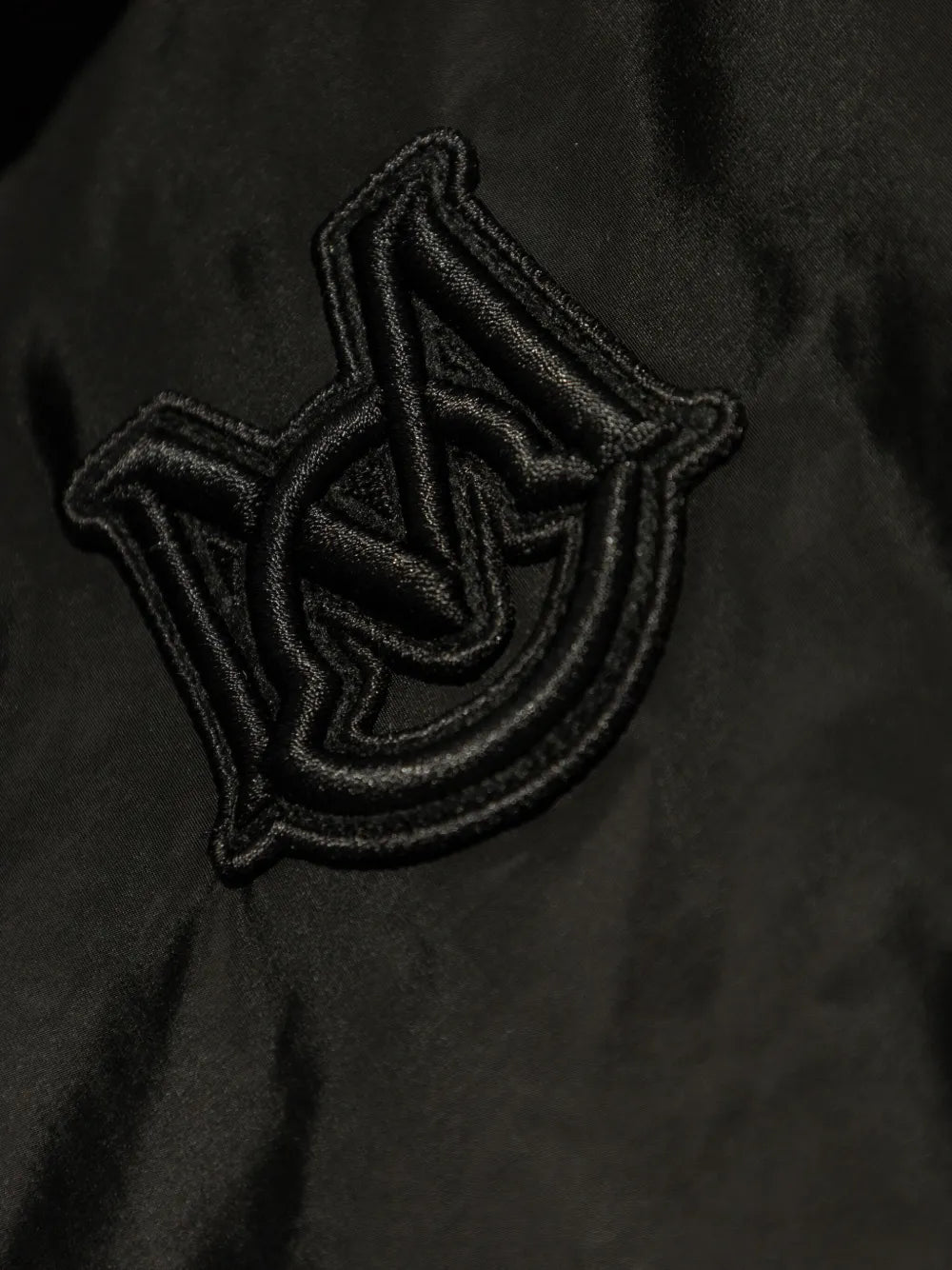 Moncler의 남성용 리버시블 버넌 다운 재킷 이미지 - 2025년 봄-여름 시즌 - 디테일 뷰 7