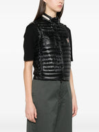 Imagen de la chaqueta de plumas sin mangas Moncler Gumiane negra de Moncler Grenoble para mujeres - Temporada Primavera-Verano 2025 - Vista de detalle 1