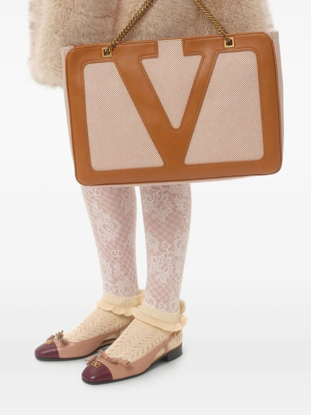 여성을 위한 발렌티노 가라바니의 비바 슈퍼스타 중형 토트백 이미지 - 2025년 봄-여름 시즌 - 모델 보기 2