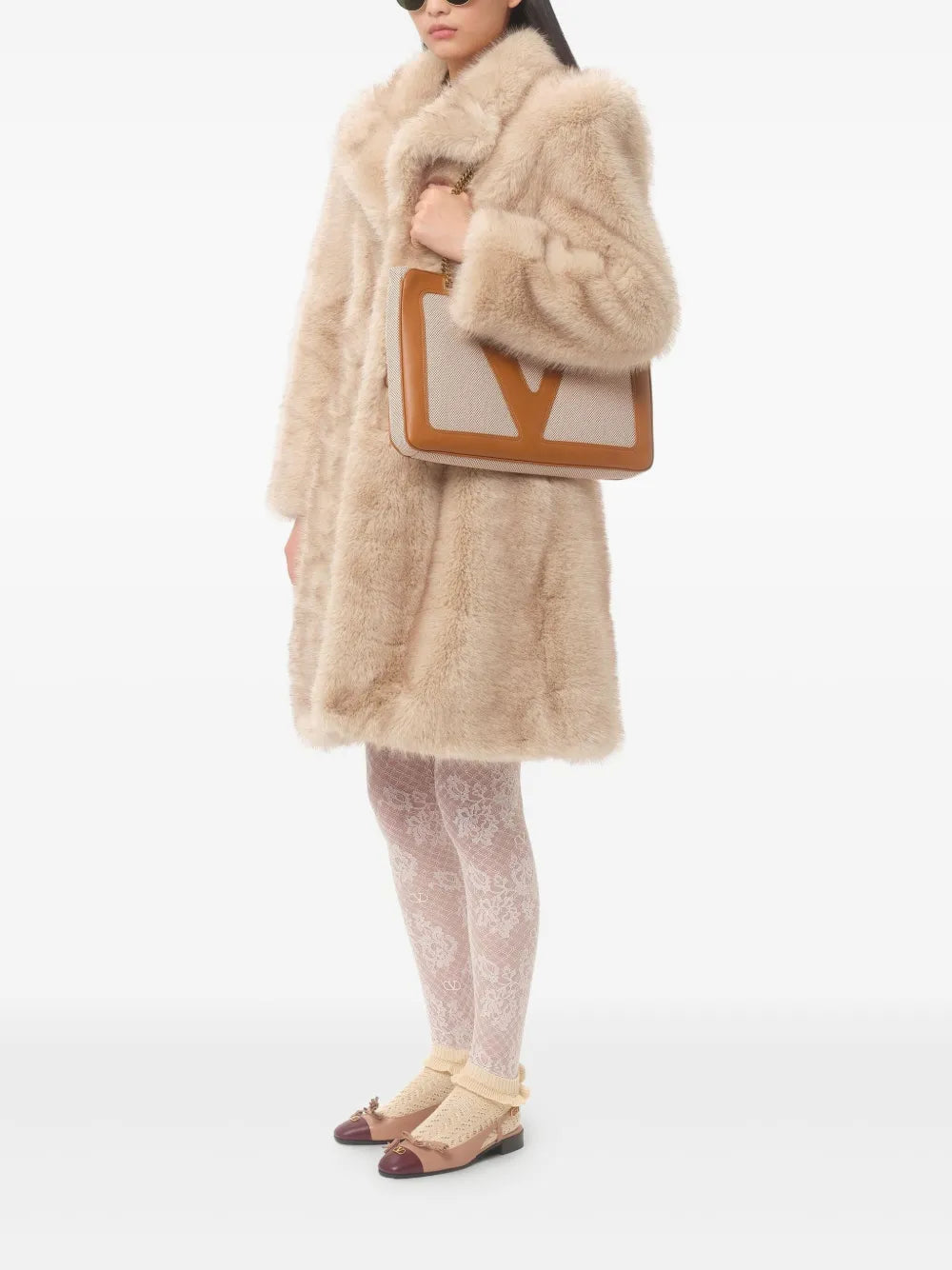 여성을 위한 발렌티노 가라바니의 비바 슈퍼스타 중형 토트백 이미지 - 2025년 봄-여름 시즌 - 모델 보기 1