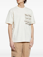 Bild eines beigen Pocket-T-Shirts von Moncler Grenoble für Herren - Saison Frühling-Sommer 2025 - Detailansicht 1