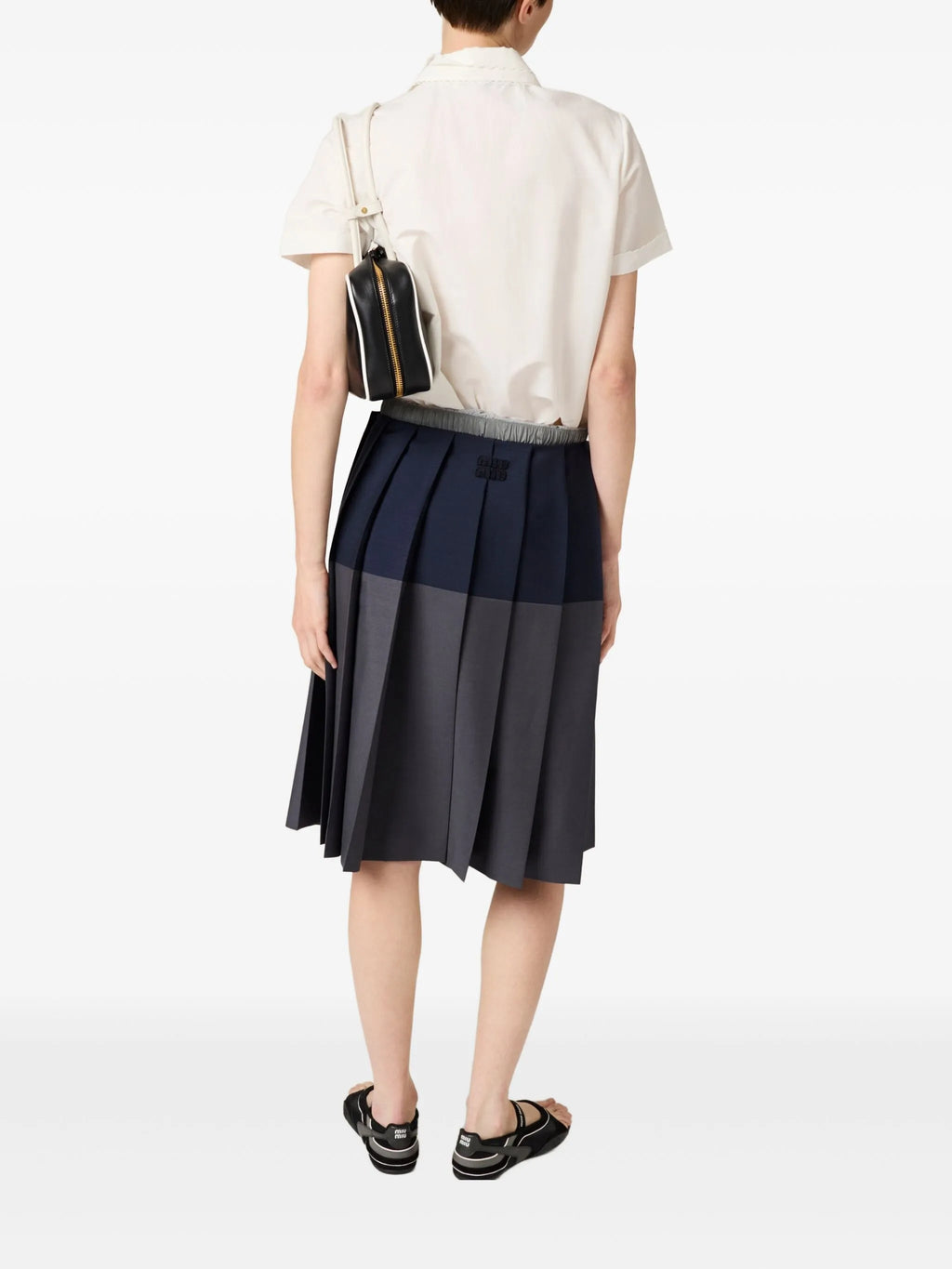 Immagine di camicia in popeline bianco di Miu Miu per donne - Stagione primavera-estate 2026 - Vista del modello 2