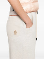 Imagen de pantalones de sudadera de algodón beige de Moncler Grenoble para mujeres - Temporada Primavera-Verano 2025 - Vista de detalle 7