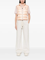 Imagen de pantalones de sudadera de algodón beige de Moncler Grenoble para mujeres - Temporada Primavera-Verano 2025 - Vista trasera