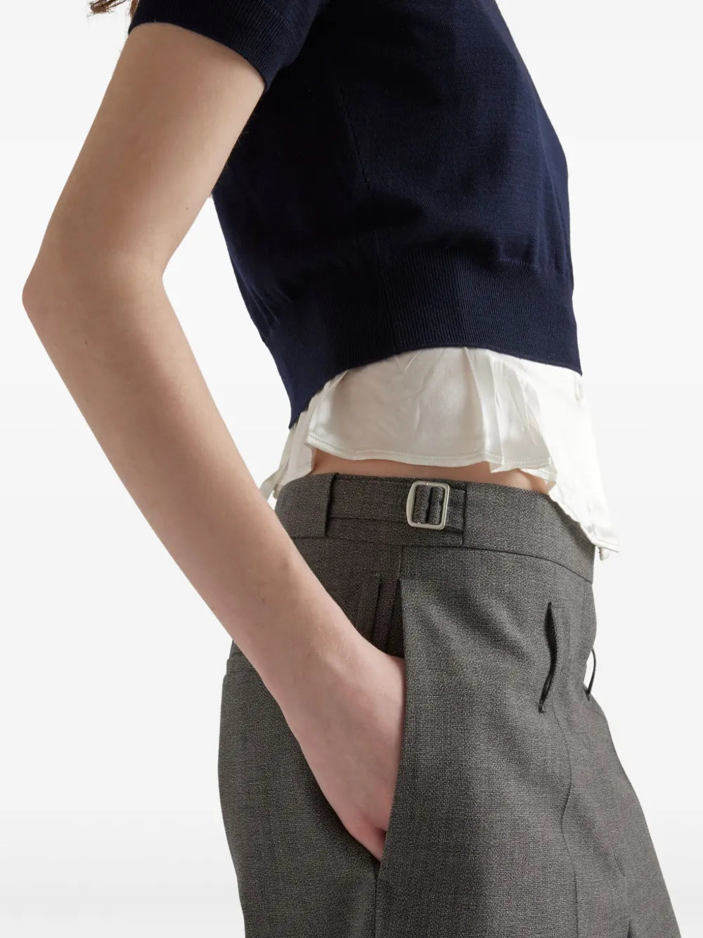 여성을 위한 프라다의 플레어 회색 울 바지 이미지 - 2025년 봄-여름 시즌 - 모델 보기 4