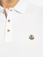 Imagen del polo logo blanco de Moncler para hombres - Temporada Primavera-Verano 2025 - Vista del modelo 4