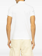Imagen del polo logo blanco de Moncler para hombres - Temporada Primavera-Verano 2025 - Vista del modelo 3