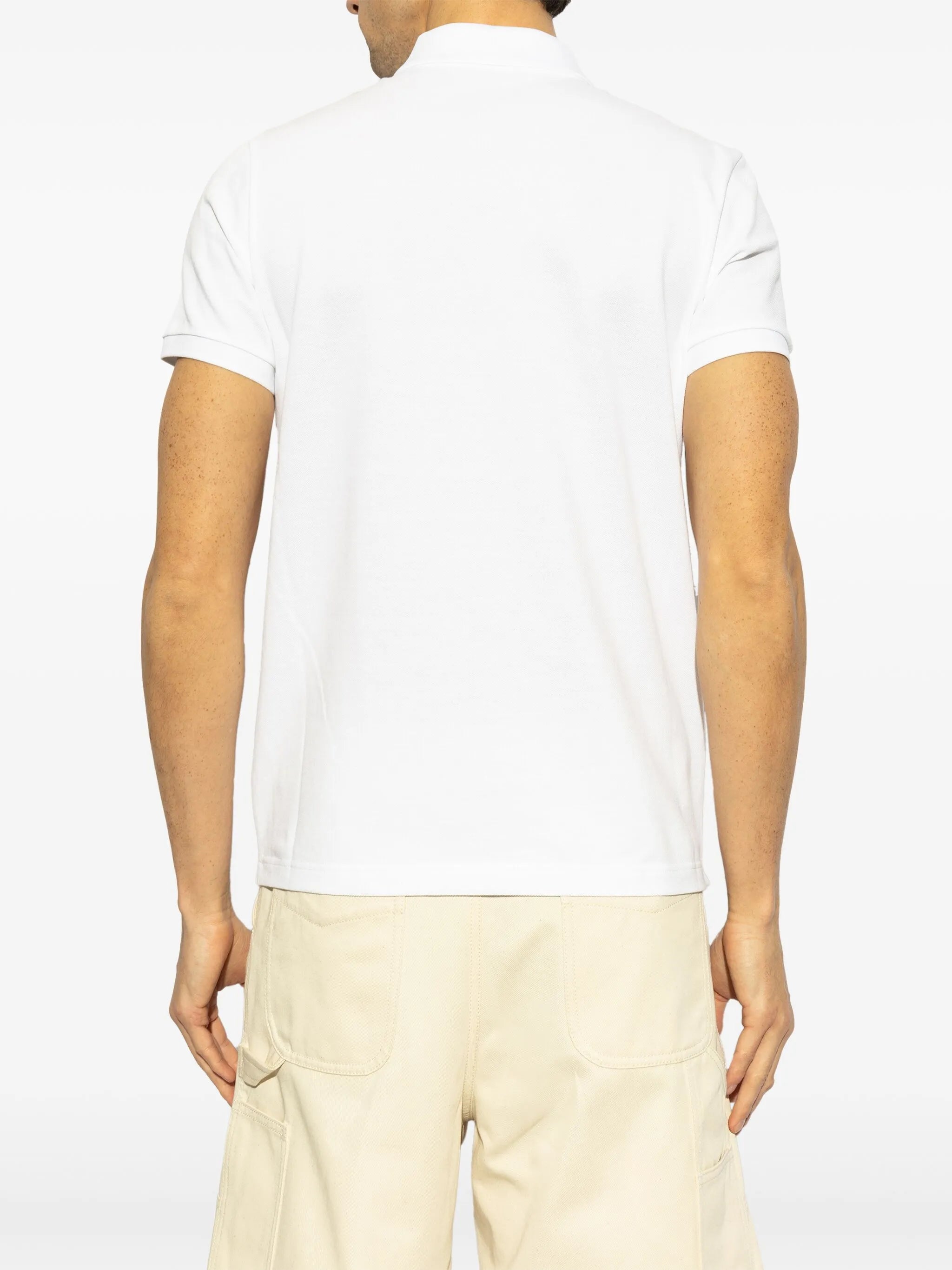 남성을 위한 Moncler의 흰색 로고 폴로 이미지 - 시즌 봄-여름 2025 - 모델 보기 3