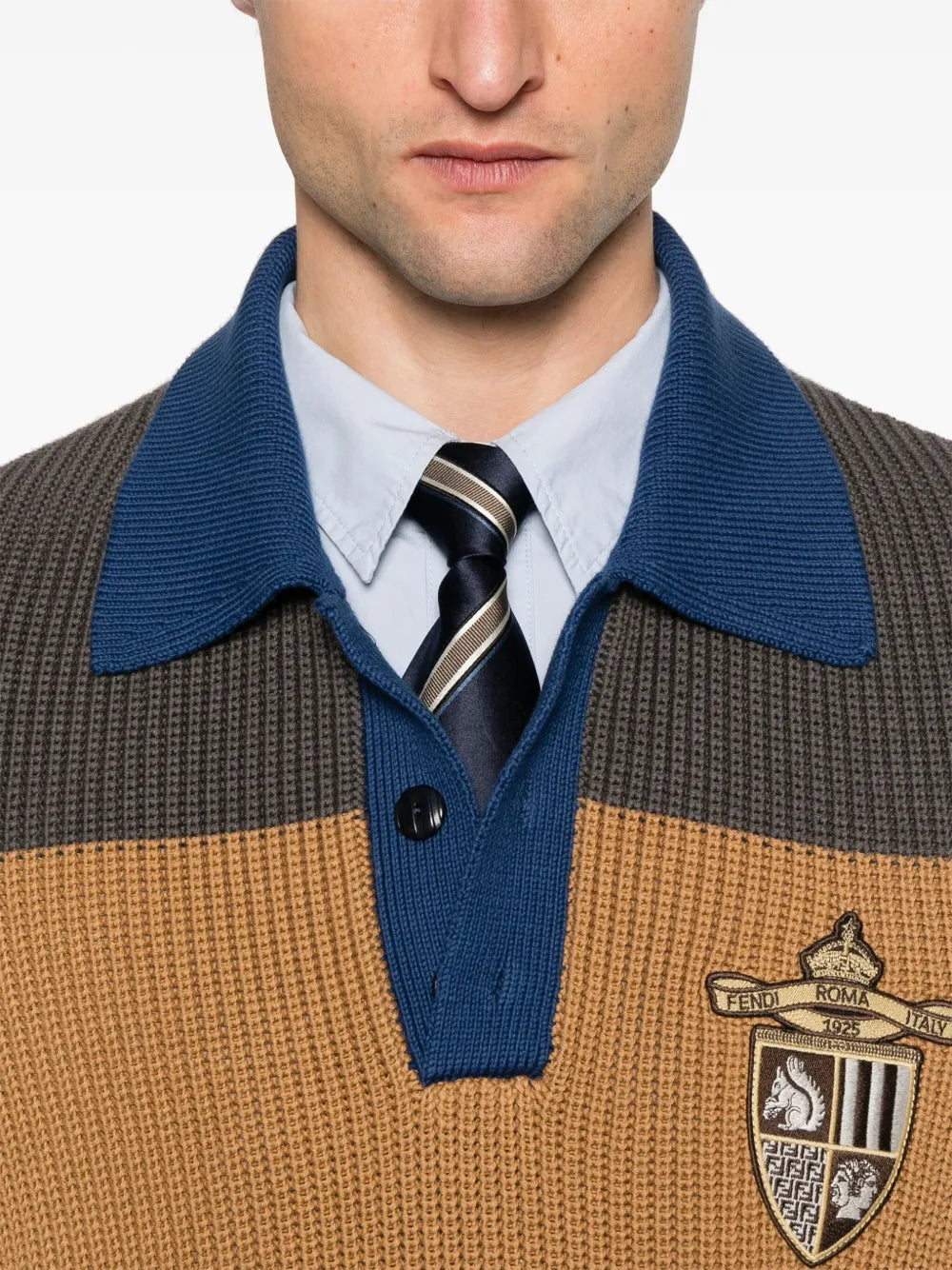 펜디의 남성용 노란색과 갈색 민소매 폴로 티셔츠 이미지 - 시즌 봄-여름 2025 - 세부 사항 보기 6