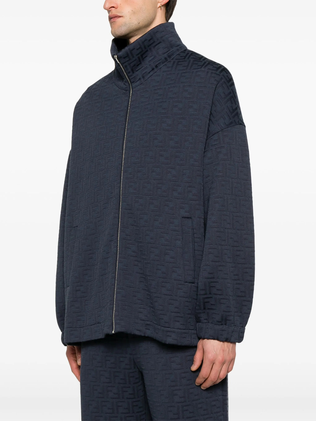 Image de la veste FF en marine monogrammée de Fendi pour hommes - Saison printemps-été 2025 - Vue modèle 2