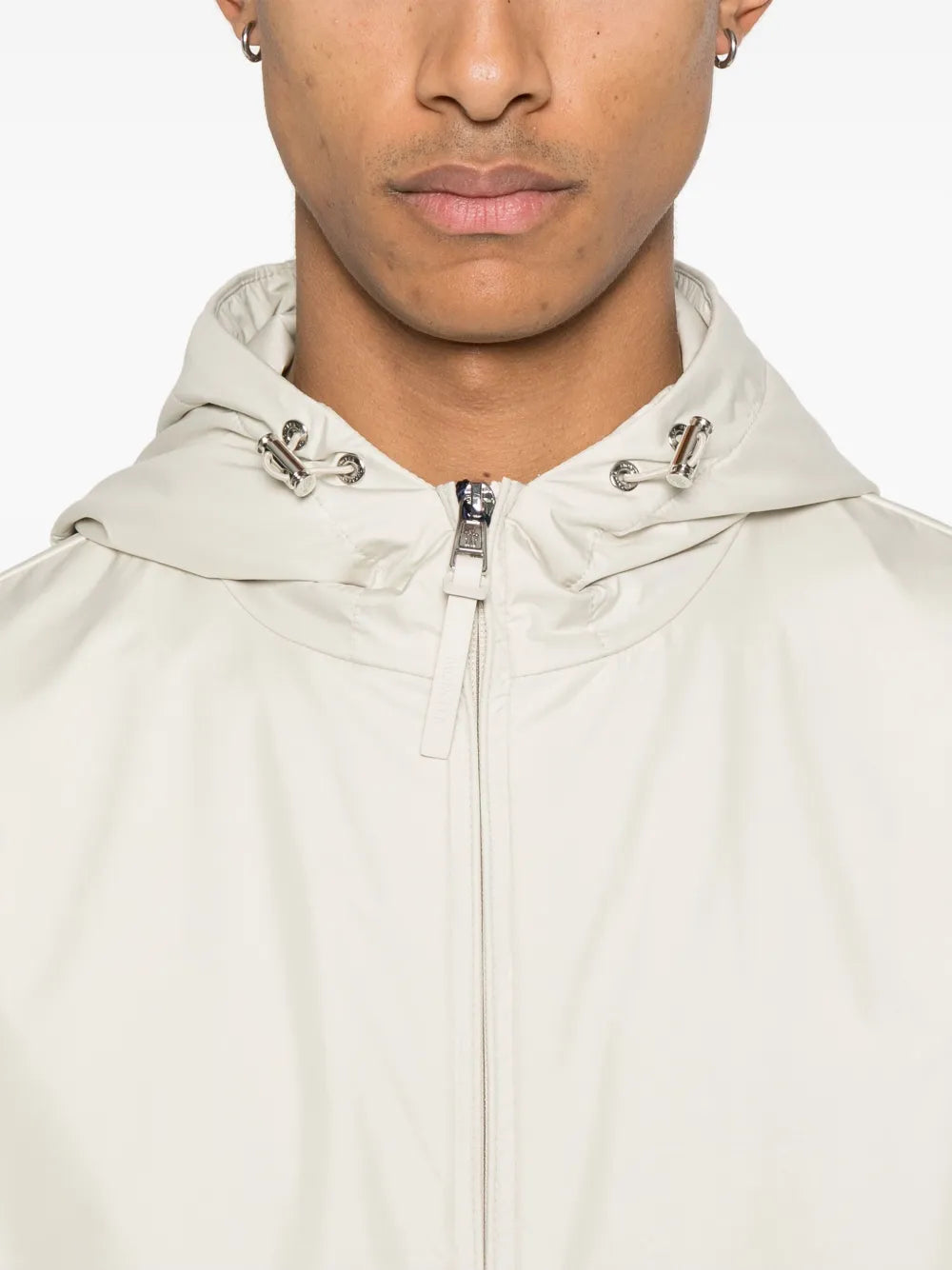Imagem do corta-vento bege Domene da Moncler para Homens - Temporada Primavera-Verão 2025 - Vista Detalhe 7