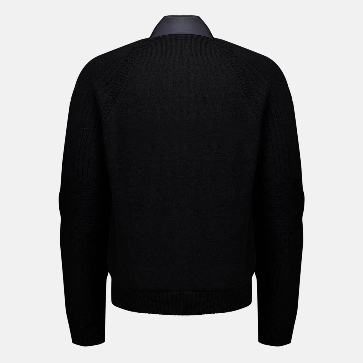 Chaqueta negra de materiales mixtos
